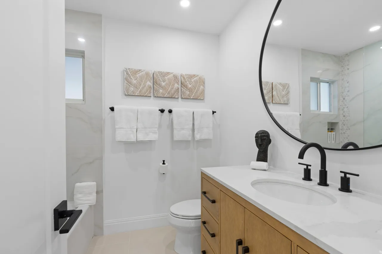 Modern bathroom with round mirror